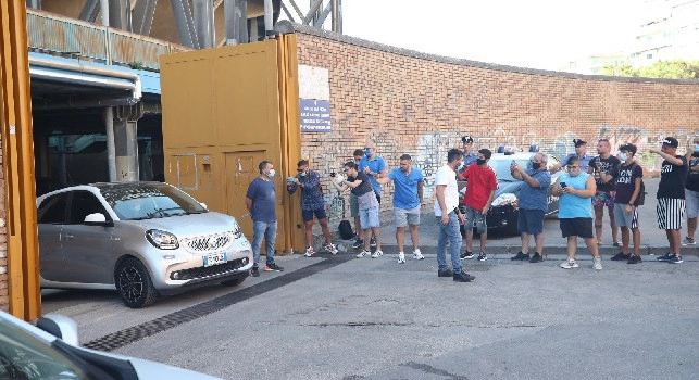 Raduno Napoli al San Paolo, tifosi presenti fuori lo stadio per salutare i calciatori [FOTOGALLERY CN24]
