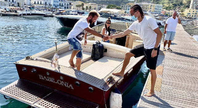 Laxalt in vacanza ad Ischia tra bagni a mare e cene a base di coniglio: il difensore del Milan ha scelto il solito Babilonia [FOTOGALLERY ESCLUSIVA]