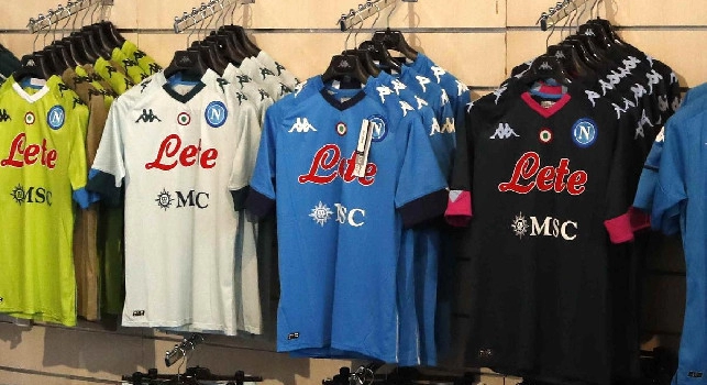 Boom di vendite per la prima maglia 2020/21 del Napoli: &egrave; in Top 10 dei prodotti pi&ugrave; venduti 'calcio' su Amazon! [FOTO]
