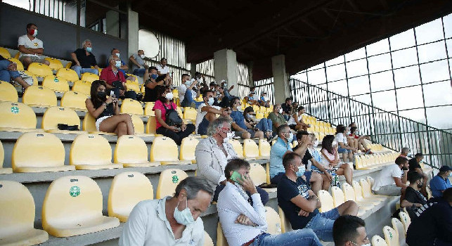 Repubblica - Allarme nel ritiro del Napoli, una conduttrice Tv positiva al Covid: 7 persone in isolamento