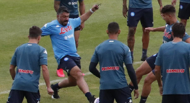 Ritiro Napoli, Gattuso carica la squadra: urla durante l'allenamento di pressing, ritmi altissimi [VIDEO]