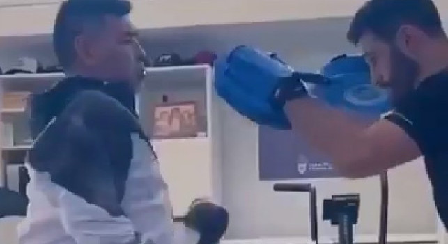Maradona si allena: Un anno dopo l'intervento al ginocchio, i miei insegnanti mi aiutano... [VIDEO]