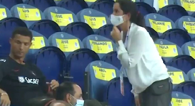 Portogallo, Cristiano Ronaldo richiamato in Tribuna per non aver indossato la mascherina [VIDEO]