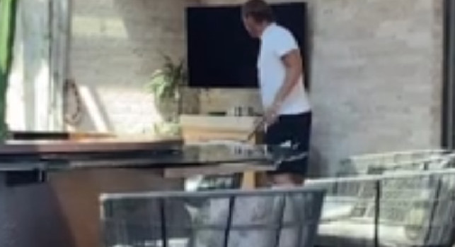 Un topo in casa Totti: parte una caccia esilarante [VIDEO]