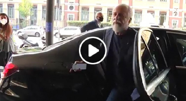 De Laurentiis positivo al Covid, scende dall'auto barcollando vistosamente [VIDEO]