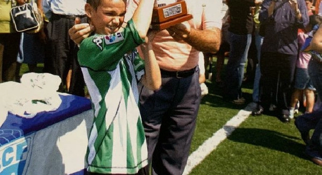 Anniversario Betis Siviglia, Fabian li omaggia con una sua immagine da bambino e la maglia biancoverde 113 anni di storia [FOTO]