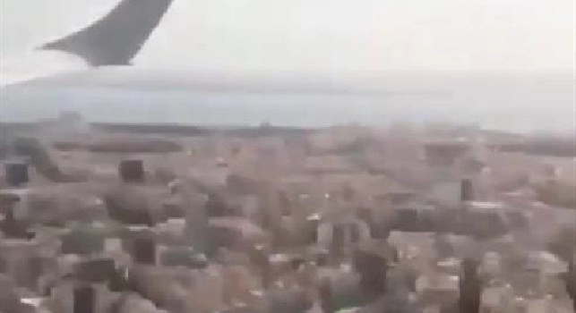 Napoli arrivato a Lisbona: il club azzurro pubblica le immagini dell'atterraggio dell'aereo [VIDEO]