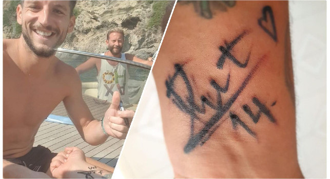 Mertens in barca a Napoli, il tifoso Daniele lo becca e si fa autografare il braccio: la firma diventa 'tattoo'! [FOTO & VIDEO CN24]