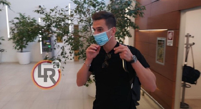 Gazzetta su Milik: ieri era talmente assonnato che non aveva la mascherina, all'aeroporto di Ciampino un poliziotto lo ha fermato