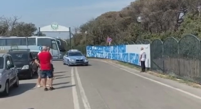 Il Napoli parte da Castel Volturno verso Parma, i tifosi chiedono ai calciatori di leggere lo striscione esposto [VIDEO]