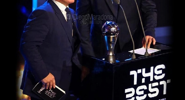 Maradona: Ti ricordi di questo ginocchio? Non l'ha visto nessuno quella notte... Auguri per il tuo compleanno, Fenomeno [FOTO]