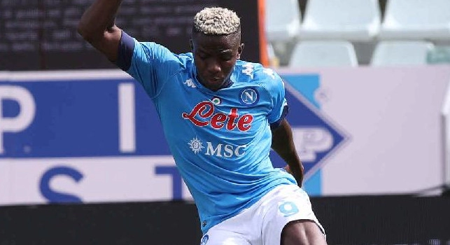 Impatto devastante sulla partita, cambia il volto del Napoli: &egrave; uno spettacolo. I quotidiani ai piedi di Osimhen nelle pagelle post-Parma