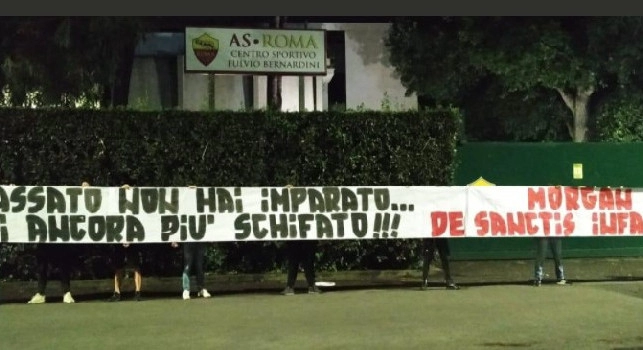 Roma, striscioni contro De Sanctis all'esterno di Trigoria: Dal passato non hai imparato da noi ancora pi&ugrave; schifato! Vattene infame [FOTO]
