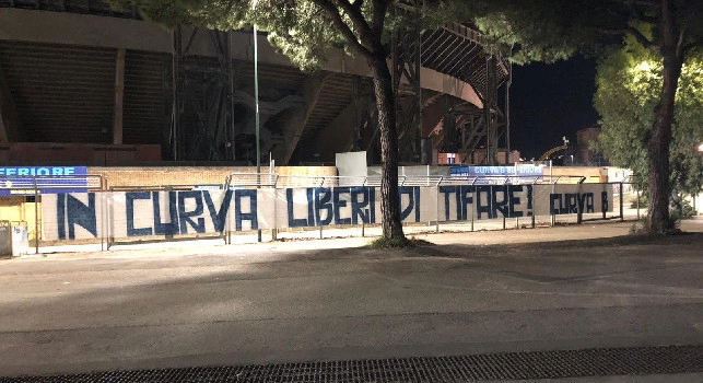 La Curva B espone due striscioni all'esterno del San Paolo: Posti assegnati, regole da rispettare... in Curva liberi di tifare [FOTO]