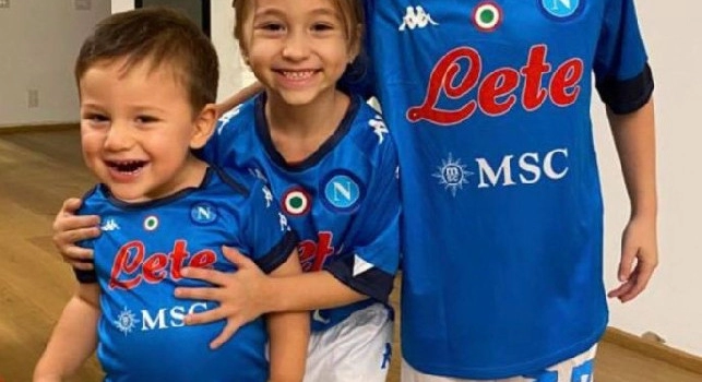 Petagna, regalo all'amico Papu Gomez: tre maglie personalizzate del Napoli per i figli dell'argentino! [FOTO]