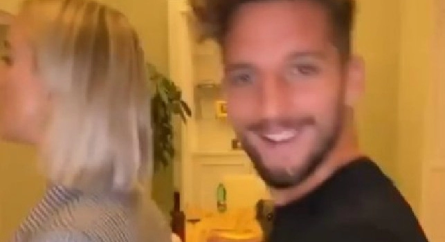 Mertens show su Tik Tok con la moglie Kat: Quando è contento dopo aver vinto una partita ed è facile da convincere [VIDEO]