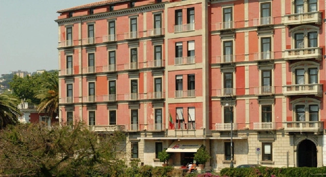 Sportmediaset - Napoli-AZ si giocher&agrave;! Stanze singole in hotel per gli olandesi. L'ASL potr&agrave; intervenire solo in caso di nuovi positivi