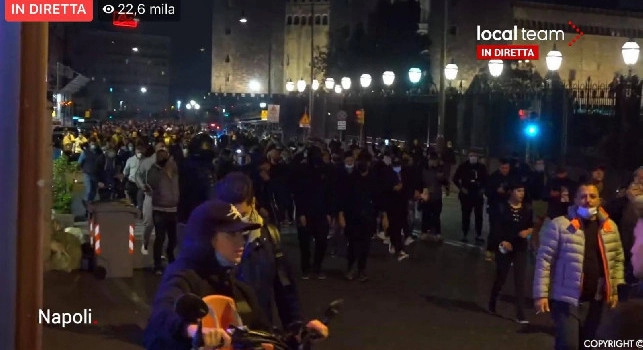 Protesta Napoli contro De Luca si trasforma in guerriglia urbana: assalto ai carabinieri sotto la Regione! [DIRETTA VIDEO]