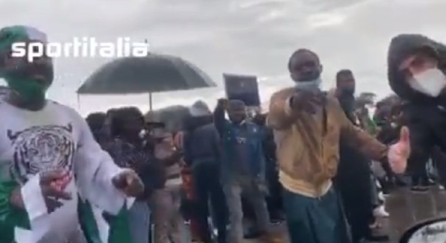La comunità nigeriana aspetta Osimhen a Castel Volturno, continua la protesta contro la violenza della Polizia [VIDEO]