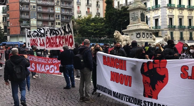 Napoli, nuove manifestazioni di protesta: lancio di uova contro la sede di Confindustria, manifestanti dispersi dalle forze dell'ordine [FOTO]