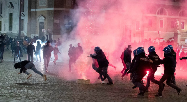 Roma risponde a Napoli, proteste nella notte contro le chiusure: scontri, cassonetti e moto a fuoco in centro [FOTOGALLERY]