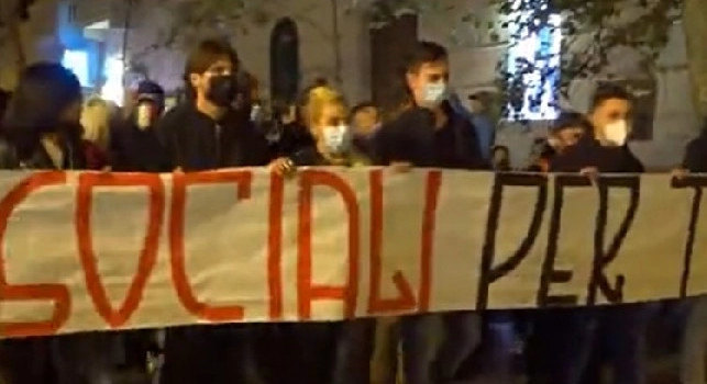 «No lockdown», nuova protesta al Vomero: cori, fumogeni e striscioni