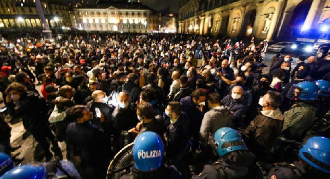 Flash mob a Napoli con shaker, forchette e coltelli: un manifestante fermato [FOTO]