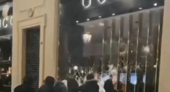 Torino - Manifestazione pacifica sfocia nella violenza, saccheggiato un negozio Gucci [VIDEO]