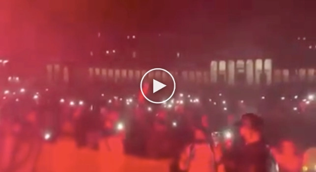Protesta pacifica a Piazza del Plebiscito, le immagini con musica, torce e coro mettono i brividi [VIDEO]