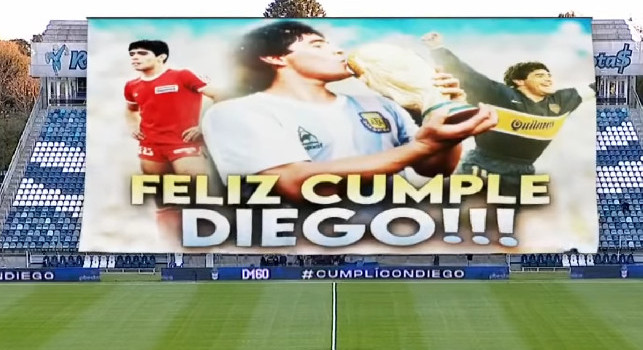 'DIE6O', l'accoglienza da brividi tra cori e fuochi d'artificio a Maradona nel giorno del suo compleanno [VIDEO]