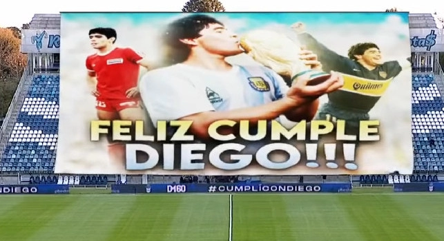 'DIE6O', l'accoglienza da brividi tra cori e fuochi d'artificio a Maradona nel giorno del suo compleanno [VIDEO]