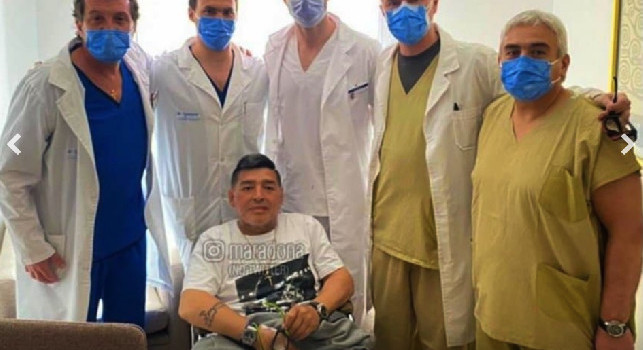 Niente ictus, Maradona ricoverato per depressione. Il suo medico: Sta male ed è triste, il compleanno gli ha fatto venire nostalgia dei genitori! Non parla né mangia