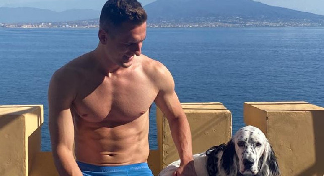 Ormai fuori dal progetto del Napoli, Milik si gode le bellezze del golfo insieme al suo cane [FOTO]