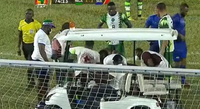 ULTIM'ORA - Nigeria-Sierra Leone, infortunio per Osimhen: il calciatore del Napoli esce in barella! [VIDEO]