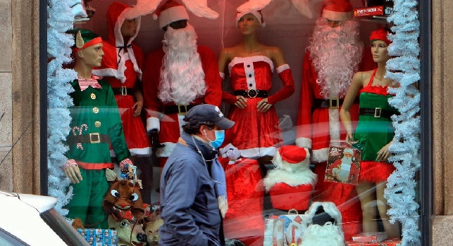 Nuovo Dpcm, negozi e ristoranti potrebbero riaprire dal 3 dicembre: feste vietate e cenone Natale solo con i familiari
