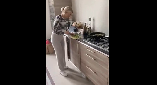 Mertens, la moglie cucina e lui le dedica una canzone di Elton John [VIDEO]