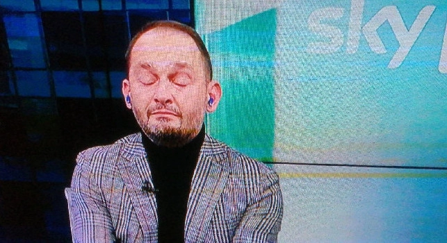 Morte Maradona, Gianluca Di Marzio piange in diretta a Sky: la conduttrice Leonardi &egrave; costretta a prendere la parola [FOTO]