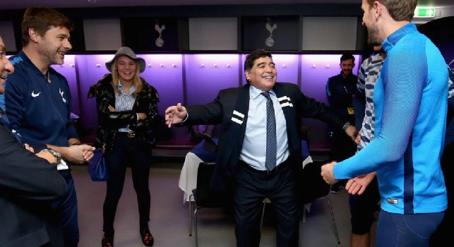 Tottenham, Kane ricorda Maradona: Privilegiato per averlo incontrato, RIP Diego! [FOTO]