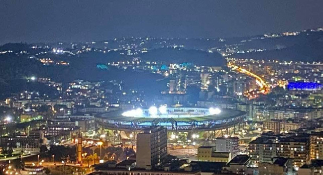 Sky - San Paolo, luci accese per tutta la notte per la morte di Maradona [FOTO]