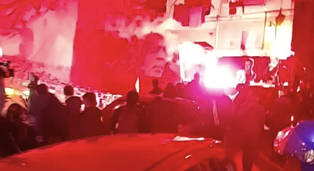Murales Maradona, coro, fumogeni e radunata di tifosi ai Quartieri Spagnoli [VIDEO]