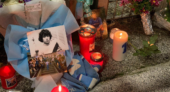 L'amore di Napoli per Maradona: raduno fuori al San Paolo con candele, fiori, cori e striscioni! [VIDEO CN24]