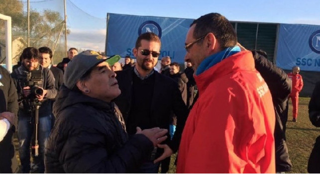 Lutto Maradona, la reazione di Sarri. Il Mattino: era sconvolto dopo la notizia, andava in bici a Reggello per vedere i suoi allenamenti