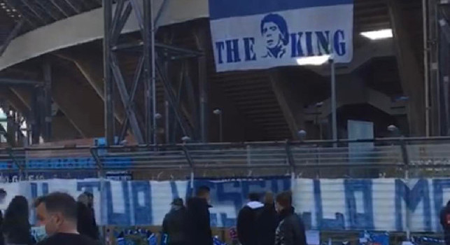 Maradona Day, processione continua all'esterno del San Paolo: l'ultimo saluto di Napoli al Dio del calcio [VIDEO]