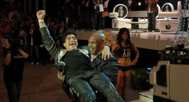 Tyson torna sul ring e ricorda Maradona: Uno dei miei eroi, un amico [FOTO]
