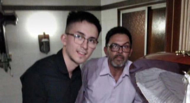 Choc in Argentina, dipendenti delle onoranze funebri in posa con la salma di Maradona [FOTO]