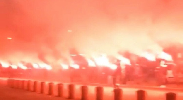 Fiaccolata dei tifosi del Napoli in onore di Maradona all'esterno del San Paolo [VIDEO]