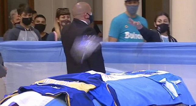 Si vede un tifoso del Napoli! La maglia azzurra commemora Maradona [FOTO]