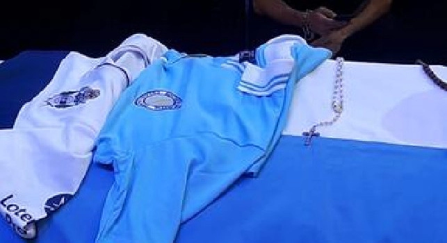 Maglia del Napoli con il numero 10 deposta sul feretro di Maradona [FOTO]