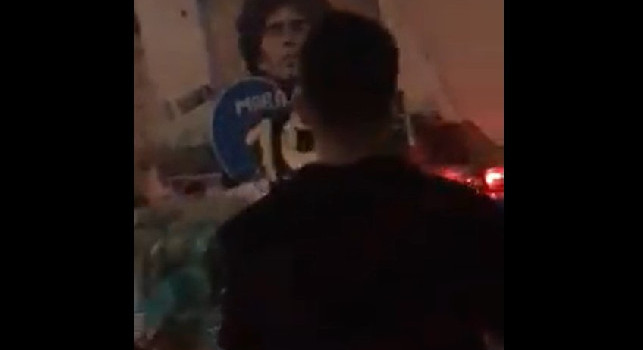Addio Maradona, Mertens ai Quartieri Spagnoli nella notte: omaggio da brividi del belga per Diego [VIDEO]