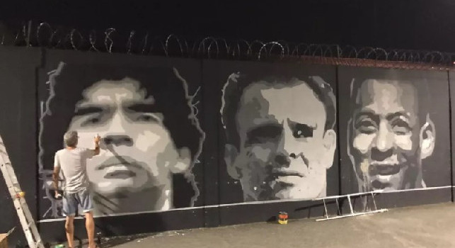 Il Santos celebra Maradona: murales di Diego al centro sportivo accanto al volto di Pelè [FOTO]